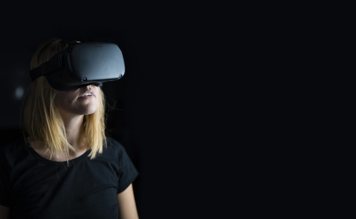 Frau mit Oculus Quest